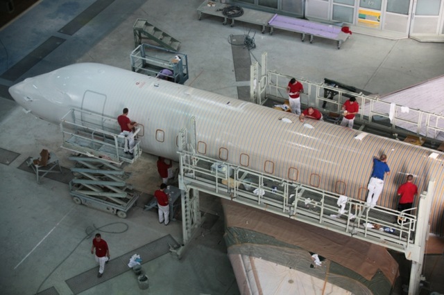 Súkromné lietadlo zdobí vzor pruhov šťastnej nálady efektívne ozdobte vzor prúžkov šťastnej nálady