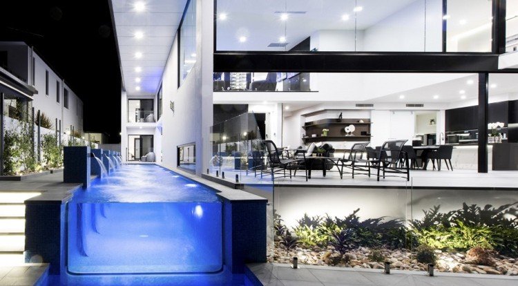 moderný dom čierna biela vodná funkcia sklenená stena