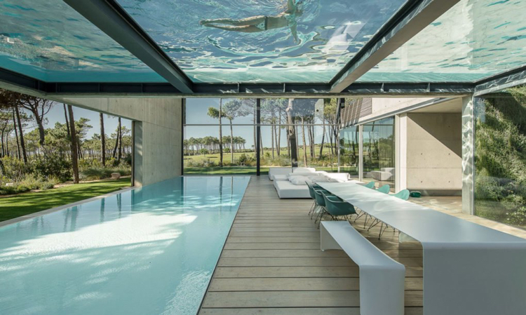 Presklený bazén na terase s baldachýnom