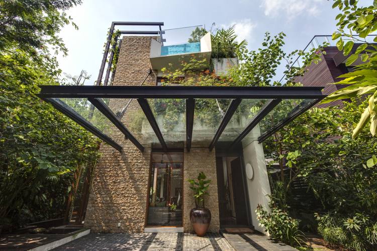 Bazén na streche sklenená stena fasáda vchod do domu