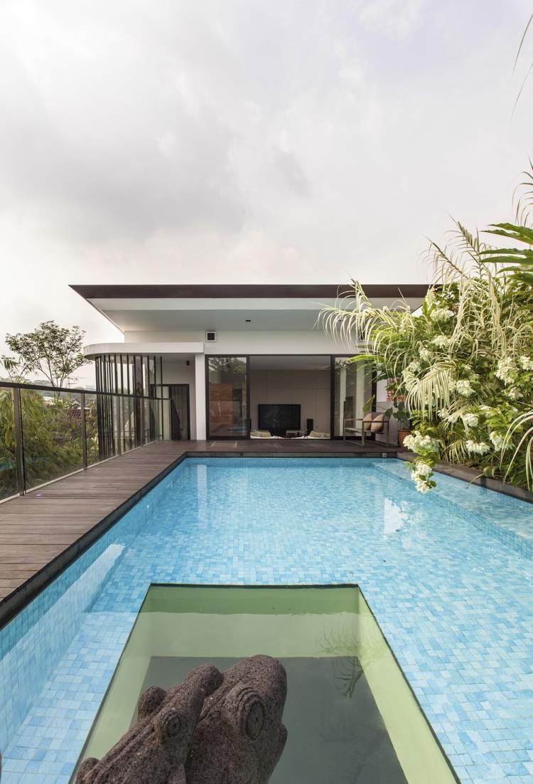 Výrez strešného bazéna pri pohľade nadol