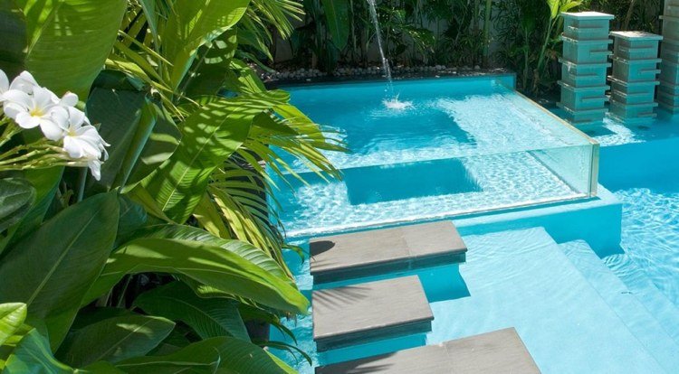 Vírivka v bazéne s akrylovou sklenenou stenou