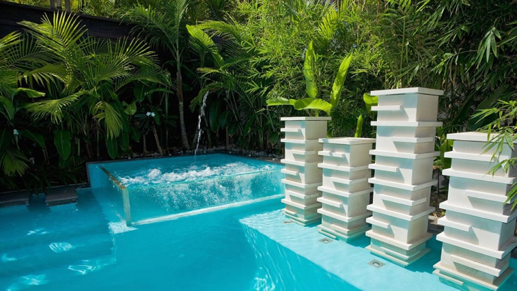 Stĺpy z akrylovej steny vo vírivke