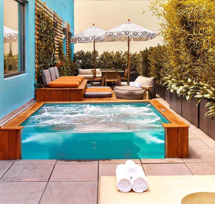 Vírivka so sklenenou stenou a terasou