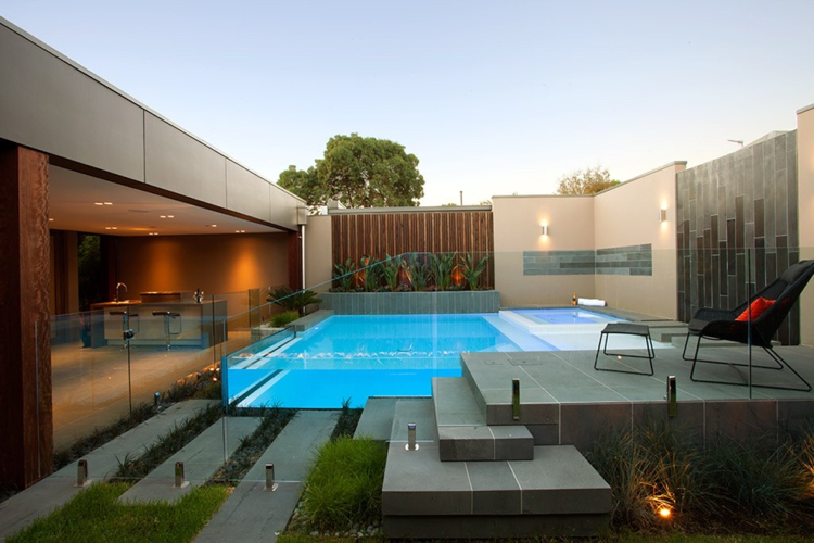 Sklenený bazén dvorček otvorená kuchyňa posuvné sklenené dvere sklenená priečka