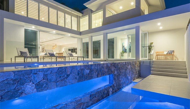 Bazén akrylové sklo prírodný kameň modré svetlo