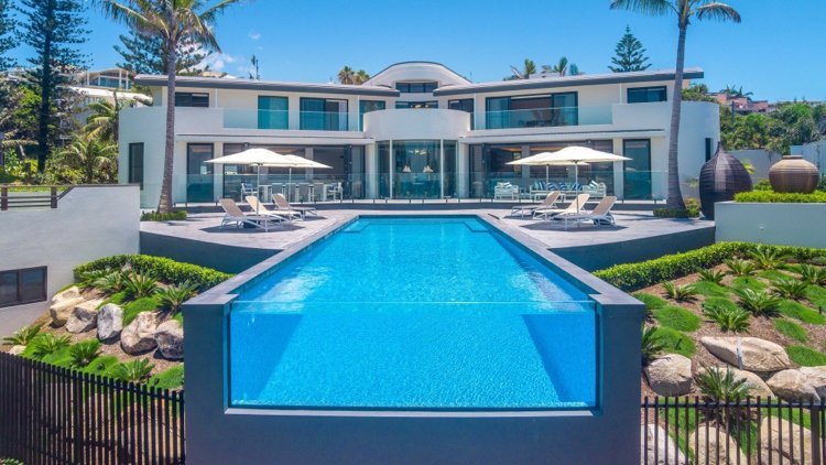 Lehátka so sklenenou stenou na bazén