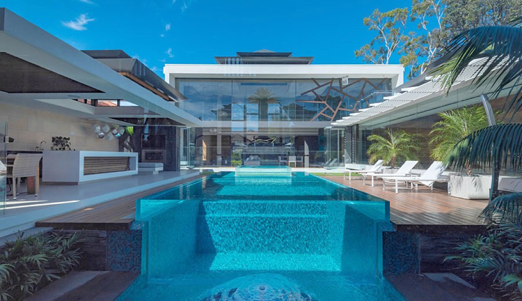 Presklený bazén nad hladinou vody na úrovni terasy