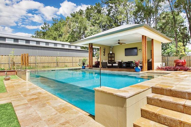 Sklenená bazénová travertínová kamenná terasa pergola