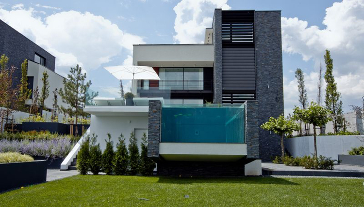 plávajúci bazén so skleneným trávnikom