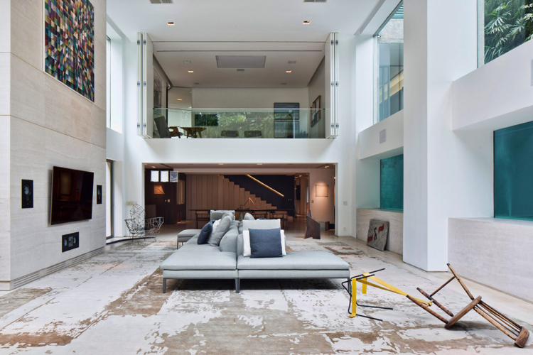 Moderná dvojitá výška obývacej izby so skleneným výhľadom na bazén