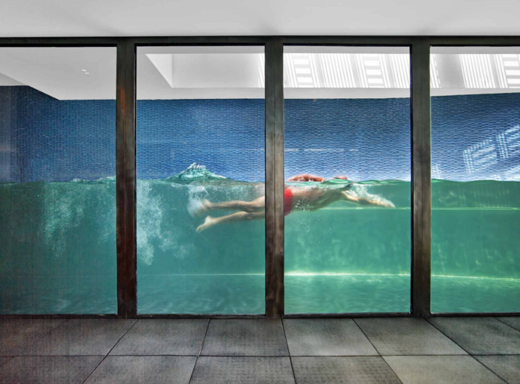 Sklenená stena s vnútorným výhľadom na vodu v bazéne