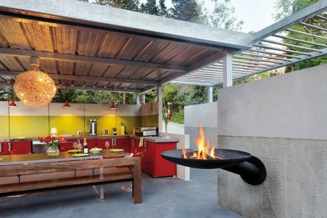 Betónová stena drevený stôl terasa terasa strecha voľne stojaca kuchyňa