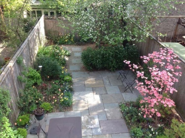 drieň-záhrada-kamenné dosky-postele-buesche-súkromie-mestská záhrada