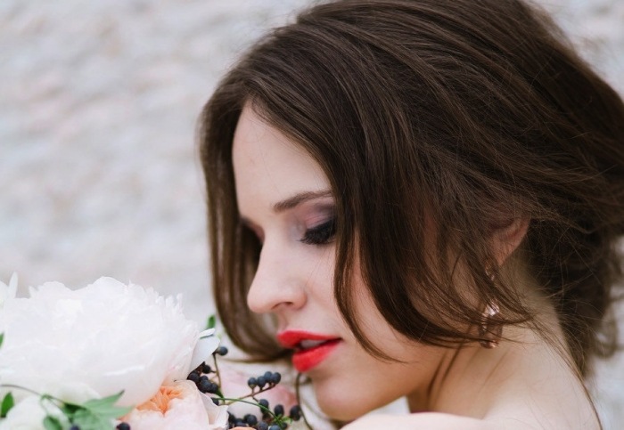 Rúž v odtieni oranžovej pre brunetky nevesta-makeup-pery-nápady-oranžová-nuansa-bruneta