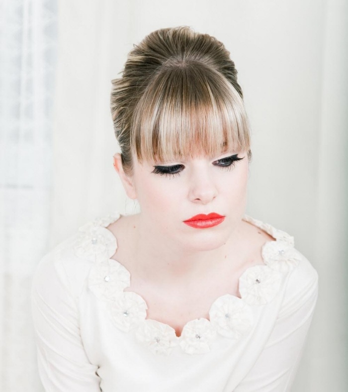 Pery v oranžovej a čiernej očnej linke nevesta-makeup-pery-nápady-oranžová-očná linka-ofina-účes