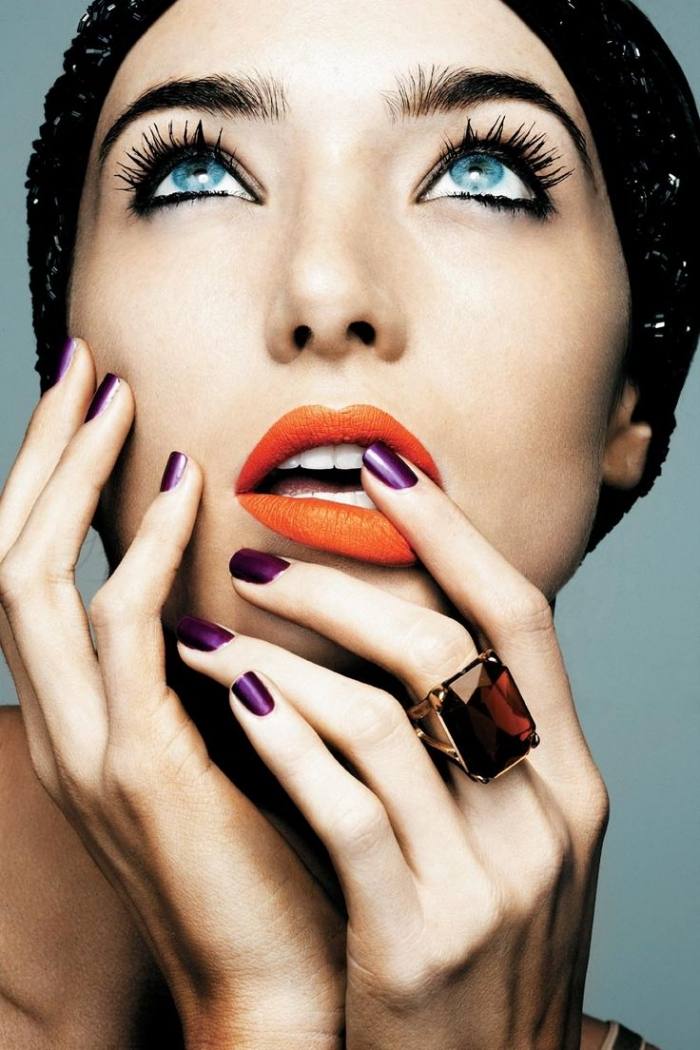 pery-nápady-oranžové-modré-oči-baklažán-lak na nechty