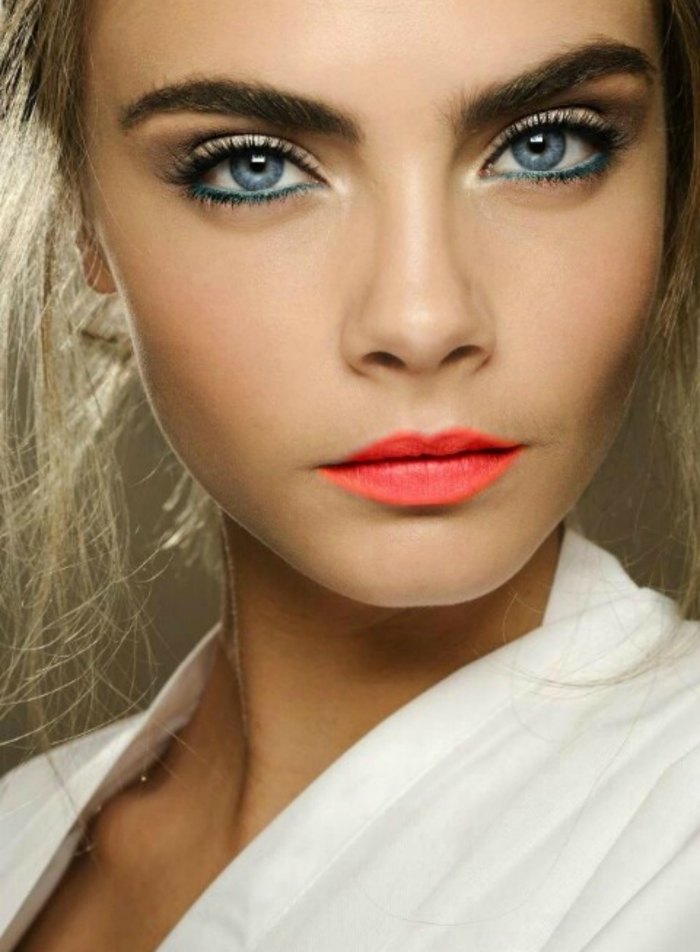 Na vodorysku naneste modrý kohl Cara Delevigne rúž-oranžovo-modré-oči-vodorovná čiara-modrá-kajal