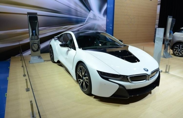 BMW i8 2014 predná pravá strana čierna a biela BMW 2014 predná pravá strana čierna a biela