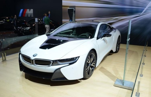 BMW i8 2014 predná ľavá strana biela čierna BMW i8 predná ľavá strana biela čierna