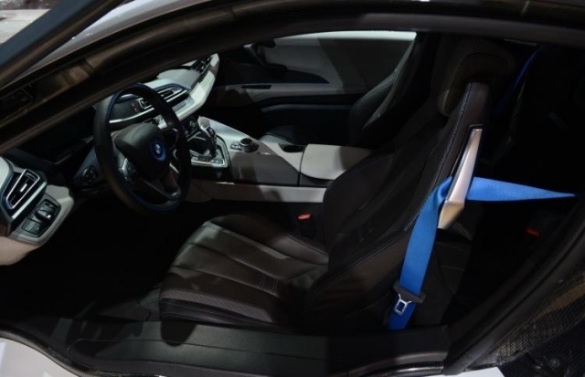 Interiér BMW i8 2014 v čiernej koži Interiér BMW i8 v čiernej koži