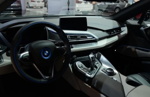 Modrý obklad interiéru volantu BMW i8 2014 i8 2014 vnútorný volant modrý lem