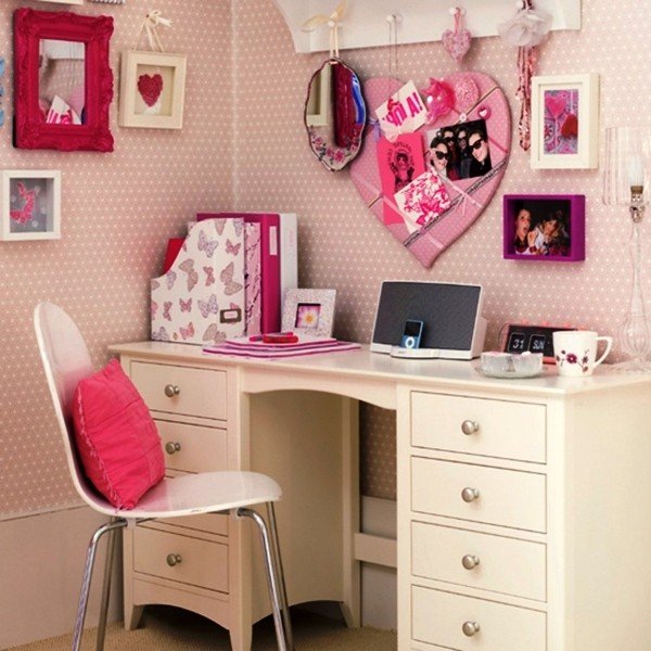 Pracovný stôl v škôlke-dievča-teenager