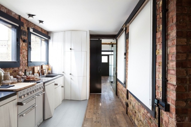industriálny štýl bývania v kuchyni červené tehly biele čelá skrinky priemyselno-štýl-kuchyňa-červená-tehla-biela-skrinky-čelo