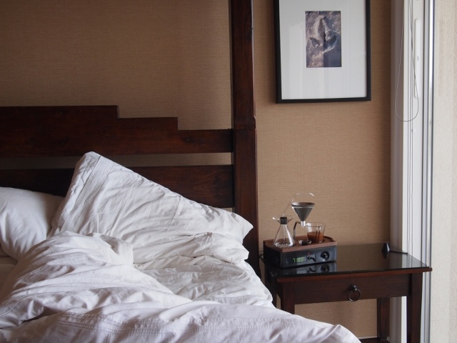 Kávovar zahrejte indukčnou vodou z guľôčok z nehrdzavejúcej ocele na rannú kávu Barisieur-connect-budík-s-kompaktným-kávovarom-joshua-renouf