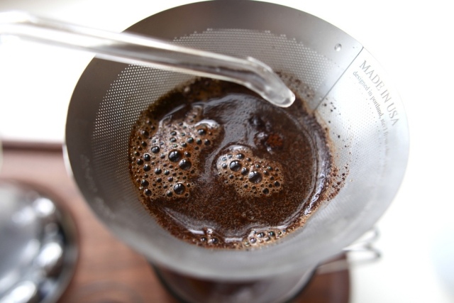 Kávovar Barisieur ohrieva vodu prostredníctvom indukčných tepelných guľôčok z nehrdzavejúcej ocele Barisieur vám pripraví rannú kávu