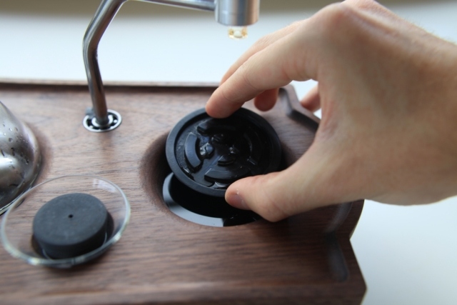 Kávovar na nočnom stolíku barisieur nalievajúci večer cukrovú kávu solution-get-up-early-coffee-pach-prebudiť sa