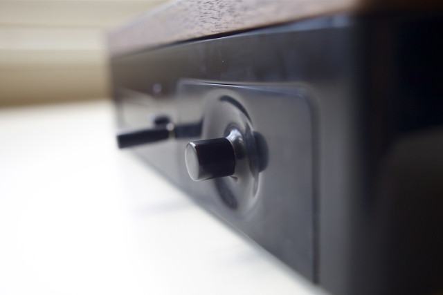 Barisieur kombinuje budíky s kompaktnými kávovarmi tvarovo-inovatívny-budík-s-kávovarom-projekt-projektu