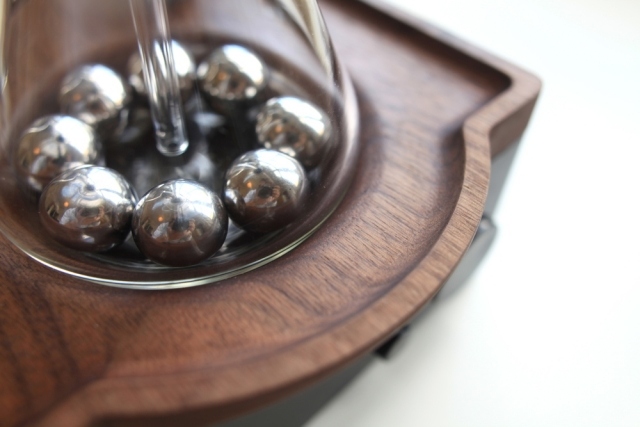 Dizajnový budík varí kávu v inovatívnom koncepte Guličky z nehrdzavejúcej ocele-voda-na-rannú kávu-indukcia