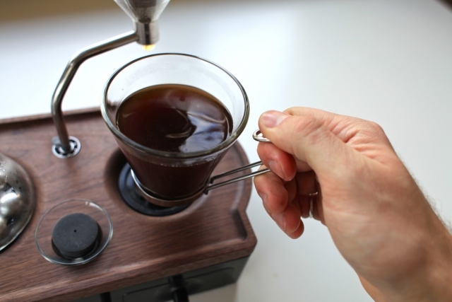 Čerstvá káva ráno - varená indukčným teplom by-indukcia-tepelne uvarena-kava