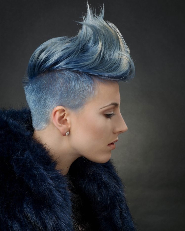 Mohikánsky strih pre ženy podrezaný modrou blond