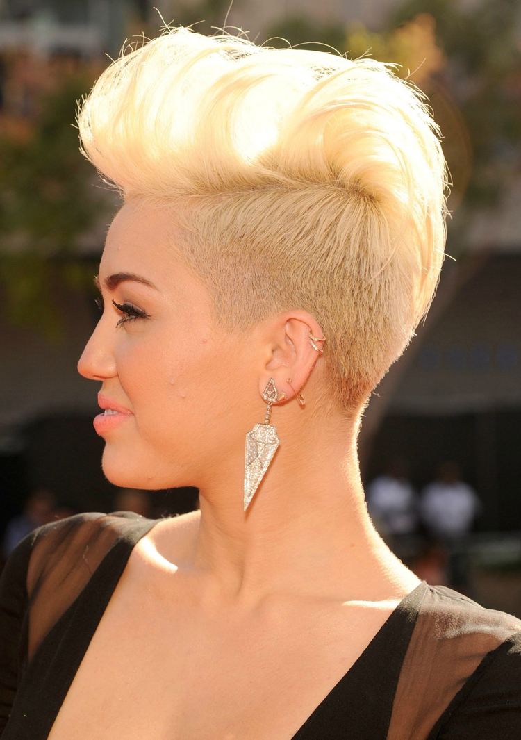 Mohawk s prechodnými ženami skrátená podrezaná blond Miley Cyrus