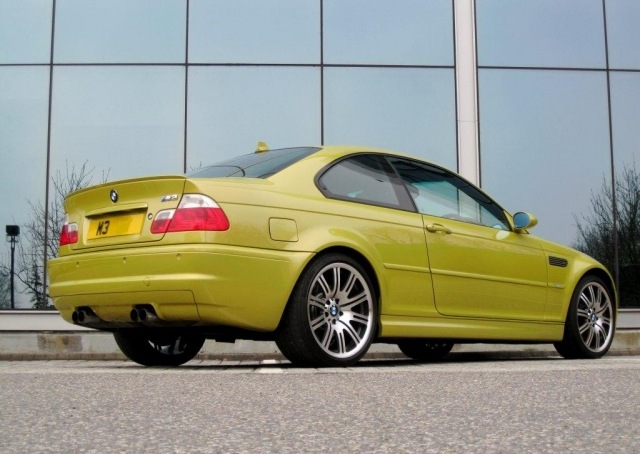 BMW M3 2001, krásne dizajnové športové auto BMW M3 vzadu krásne dizajnové športové auto