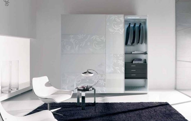 Šatník s posuvnými dverami biele perleťové kvetinové motívy momento