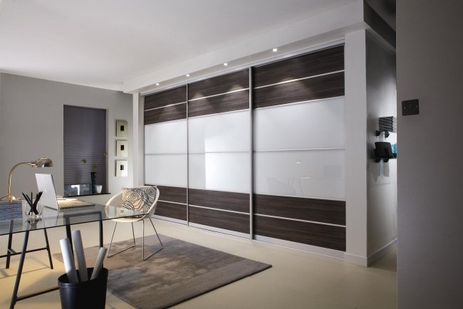Skriňové posuvné dvere prakticky šetria úložný priestor