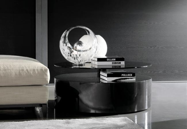 okrúhly konferenčný stolík krásna dekorácia sklenenej vázy