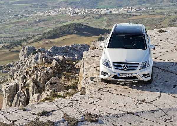 Mercedes Benz GLK 2016 biele kupé Pohľad na krajinu Mercedes Benz GLK 2016