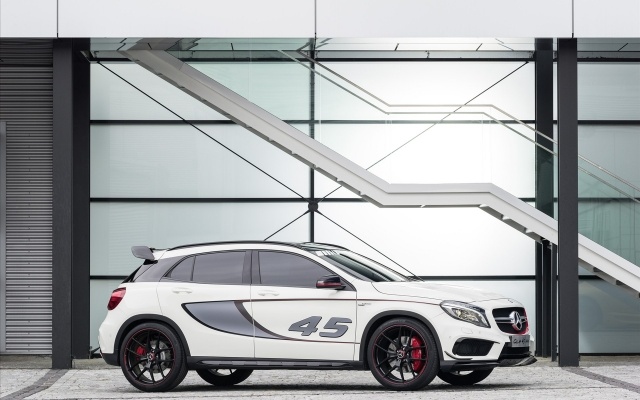 Mercedes GLA 45 AMG Concept 2013 pravá strana1 Mercedes GLA Concept 2013 pravá strana1