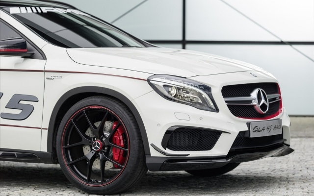Mercedes GLA 45 AMG Concept 2013 pravá strana Mercedes GLA 45 AMG vpravo