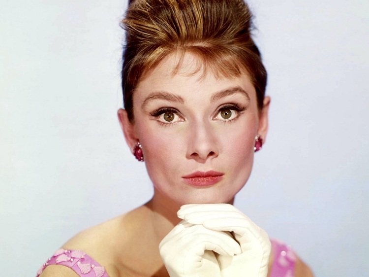 Audrey Hepburn updo s mikrofónom 50. roky