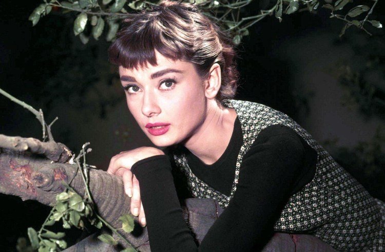 Účes Audrey Hepburn s krátkou ofinou