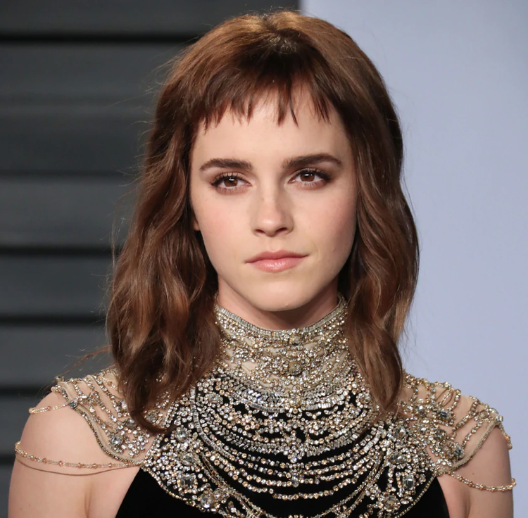 Emma Watson krátka ofina, stredne dlhé vlasy, oválneho tvaru tváre