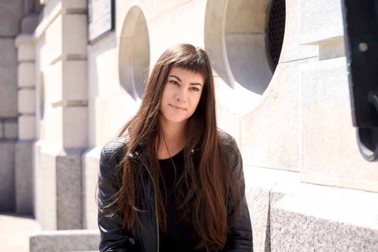 krátka ofina dlhé vlasy rozstrapkané grunge štýl