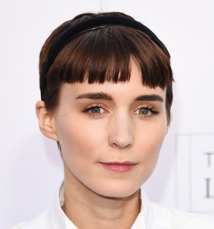 Pixie strih s krátkou pony čelenkou ako doplnkom