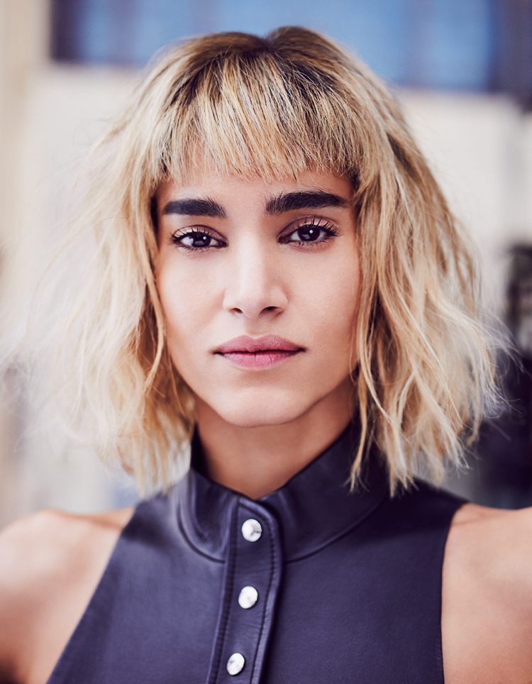 Bob s krátkou ofinou rozstrapkaný strih Sofia Boutella