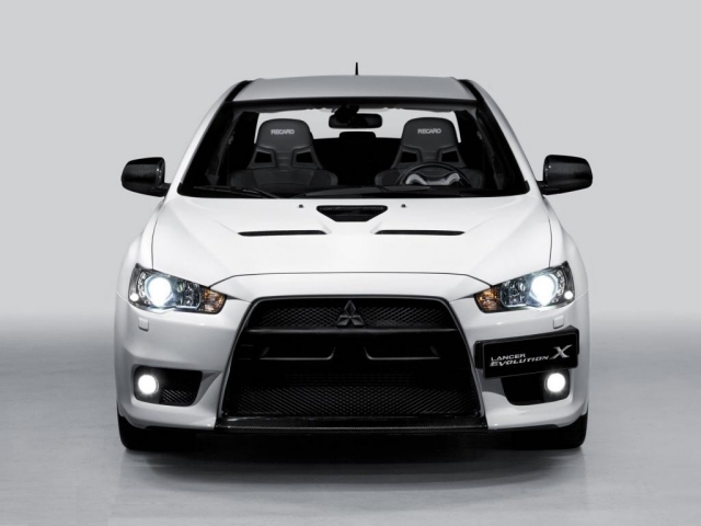Mitsubishi Lancer Evolution X obmedzený predný pohľad Pohľad spredu na Mitsubishi Lancer Evolution 2014